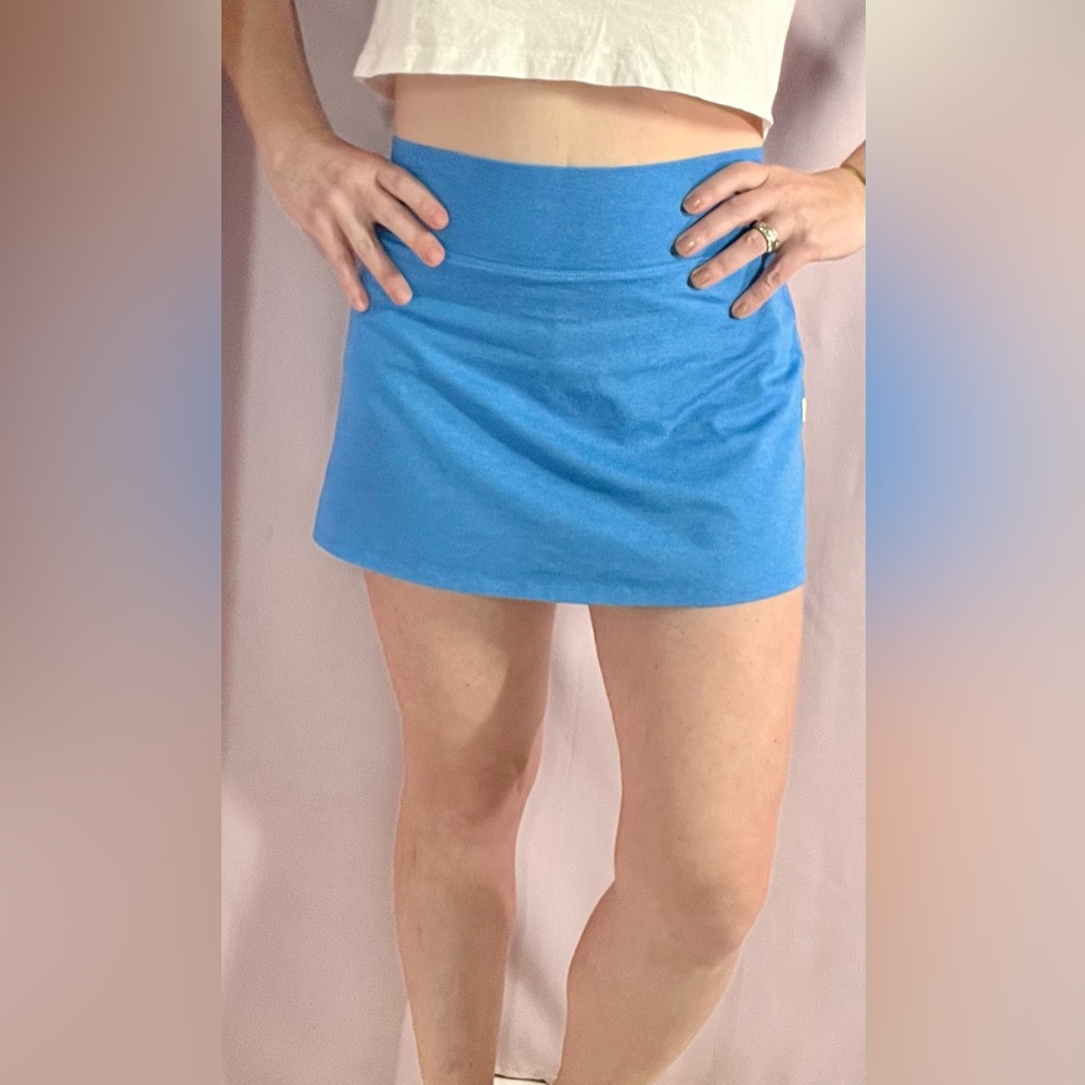 Vuori tennis skirt blue size small. Halo performance skirt in dreamnit fabric